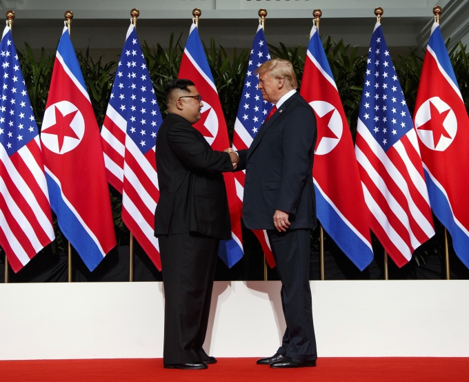 2018년 6월12일 싱가포르에서 개최된 제1차 북미정상회담에서 트럼프 대통령이 김정은 북한 국무위원장을 만나는 모습. [뉴시스]