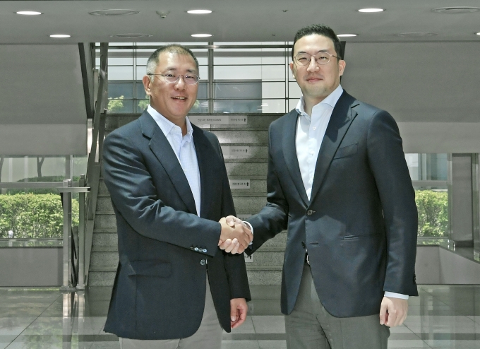 정의선 현대차그룹 수석부회장(왼쪽)과 구광모 LG그룹 대표가 오창공장 본관에서 악수를 나누고 있다. [현대자동차]