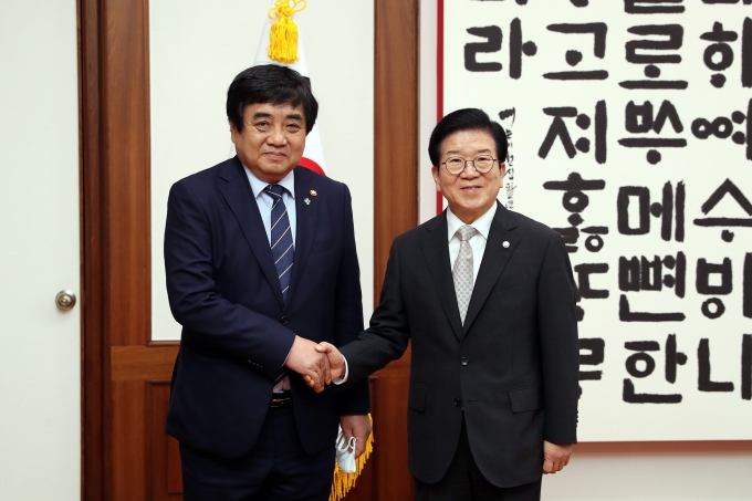박병석 국회의장(우)과 한상혁 방통위 위원장 [사진=국회]