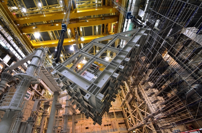  ITER 건설지에 도착한 진공용기, 초전도자석 등 대형 조달품들을 세워주는 직립화 장비. [이하 핵융합연 제공]