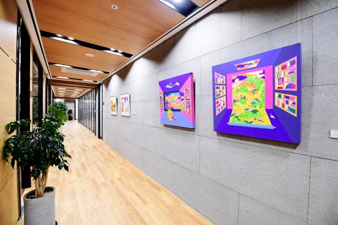  국민은행 삼성동PB센터 복도는 유명 화가들의 작품으로 채워져있다.  [정소희 기자]