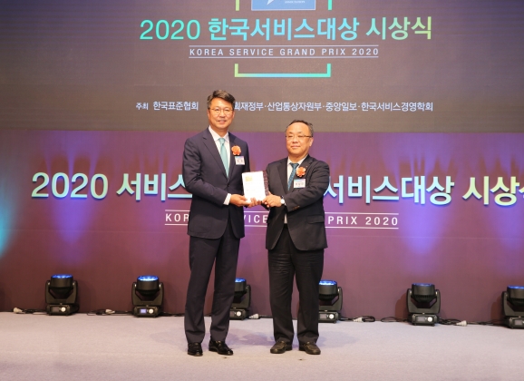 백현 롯데관광개발 대표이사(왼쪽)가 이상진 한국표준협회 회장에게서 '2020 한국서비스대상' 여행서비스부문 종합대상을 수상했다.