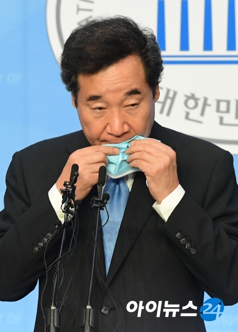 이낙연 더불어민주당 의원이 7일 오후 서울 여의도 국회 소통관에서 더불어민주당 차기 당대표를 선출하는 8·29 전당대회 출마를 선언하기 긴장한 모습을 보이고 있다. 