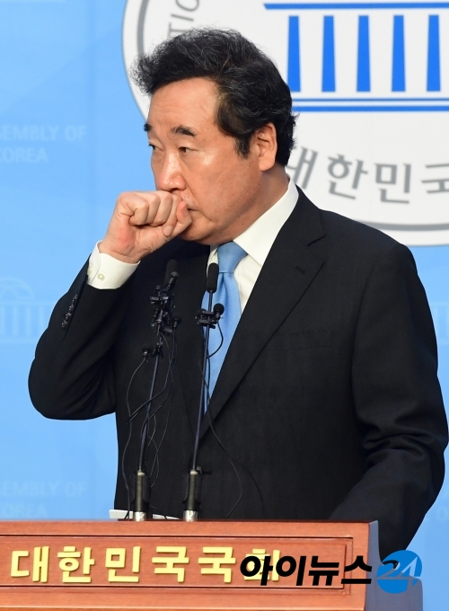 이낙연 더불어민주당 의원이 7일 오후 서울 여의도 국회 소통관에서 더불어민주당 차기 당대표를 선출하는 8·29 전당대회 출마를 선언하고 있다. 