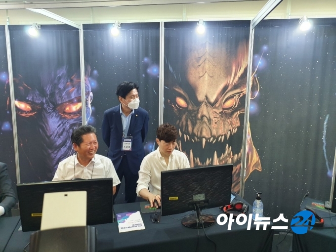 정청래 민주당 의원(왼쪽)과 임요환 전 프로게이머(오른쪽)이 나란히 앉아 스타크래프트 게임을 시연하고 있다.