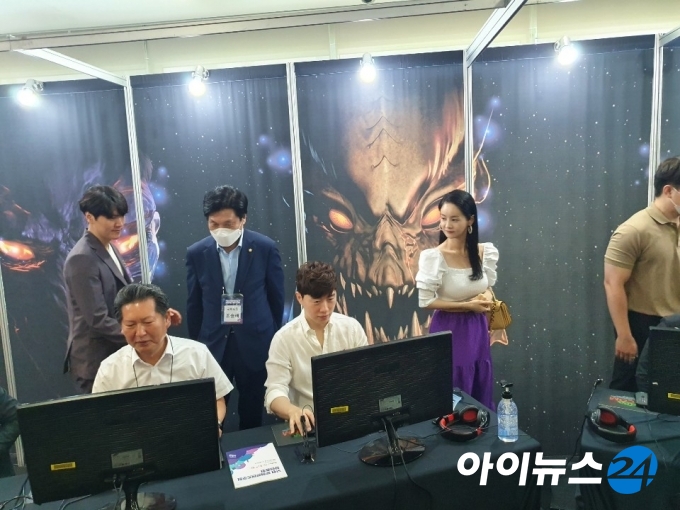 '테란의 황제' 임요환 선수(가운데)가 국회에서 '스타크래프트'를 플레이하고 있다.