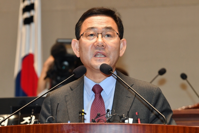 주호영 미래통합당 원내대표가 8일 오전 서울 여의도 국회에서 열린 의원총회에서 발언하고 있다.