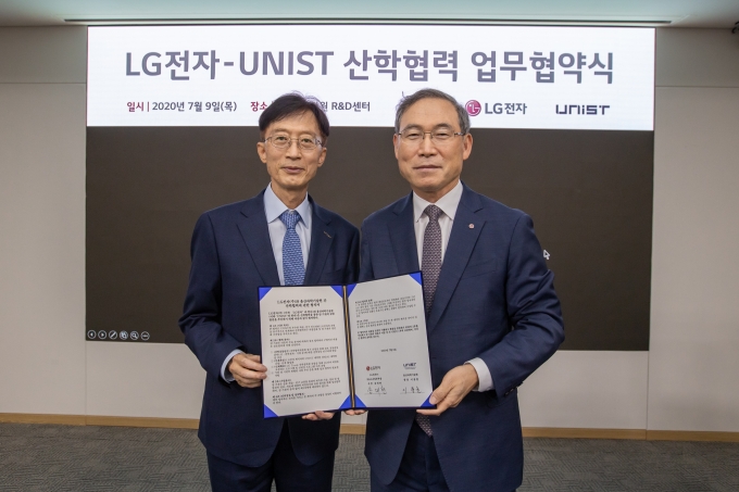 이용훈 UNIST 총장(왼쪽)과 송대현 LG전자 H&A사업본부장(오른쪽)이 산학협력을 위한 업무협약을 체결했다. [UNIST]
