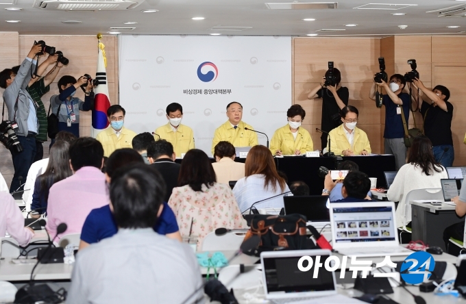 홍남기 경제부총리 겸 기획재정부 장관이 10일 오전 정부서울청사에서 진영 행정안전부 장관, 김현미 국토교통부 장관과 함께  6·17 부동산 정책 후속 대책을 발표하고 있다.