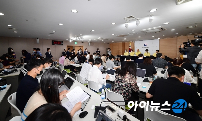 홍남기 경제부총리 겸 기획재정부 장관이 10일 오전 정부서울청사에서 진영 행정안전부 장관, 김현미 국토교통부 장관과 함께  6·17 부동산 정책 후속 대책을 발표하고 있다.