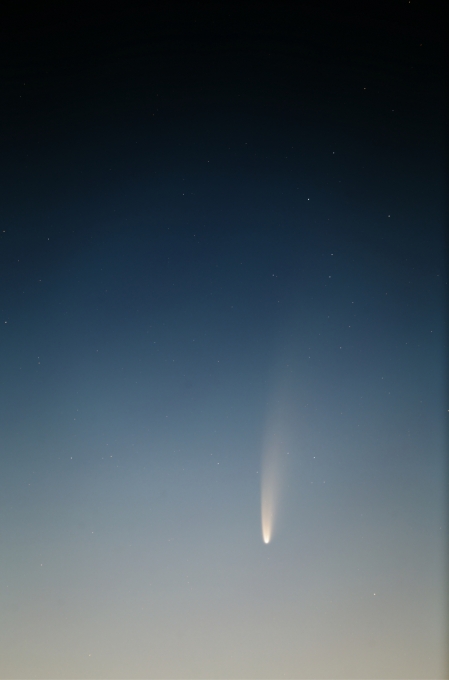 2020년 7월 8일 4시 24분 강원도 태백시에서 촬영한 니오와이즈 혜성(C/2020 F3), 한국천문연구원 박영식 선임연구원 촬영. [한국천문연구원]