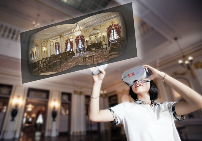 SK텔레콤청소년 홍보모델이 VR 기기를 착용하고 점프 VR 앱에서덕수궁 석조전 접견실 내부를 360도 VR 영상으로 관람하고 있다.  [출처=SKT]
