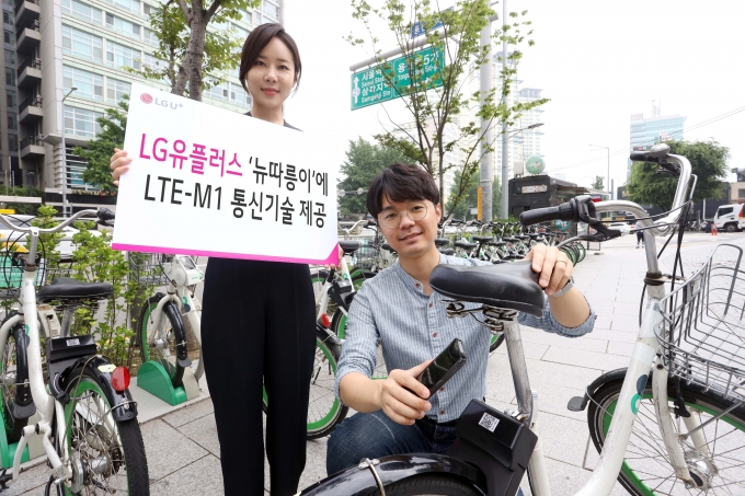 LG유플러스 관계자가 LTE-M1 기술이 적용된 서울시 뉴따릉이를 소개하고 있다.  [출처=LG유플러스]
