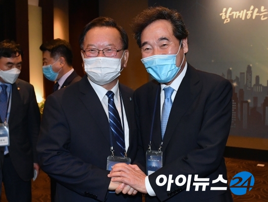 더불어민주당 당권에 도전한 이낙연 의원(오른쪽)과 김부겸 전 의원이 15일 오후 서울 중구 신라호텔에서 열린 한국경영자총협회(이하 경총) 창립 50주년 기념행사에서 반갑게 인사를 나누고 있다.