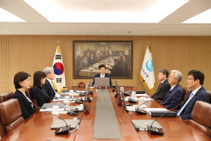 이주열 한국은행 총재(가운데)가 7월 금융통화위원회 정례회의를 주재하고 있다. [한국은행]