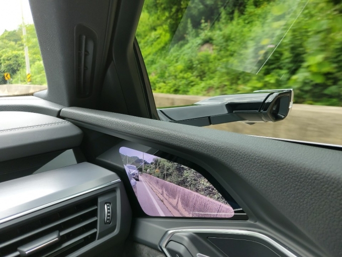 아우디 브랜드 최초 순수 전기차 아우디 e-트론은 사이드미러 대신 OLED 디스플레이를 탑재했다.