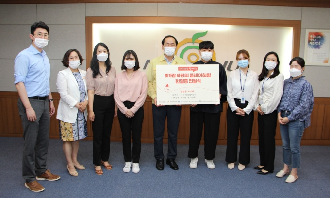 한국방송통신전파진흥원 관계자들이 '빛가람 사랑의 릴레이 헌혈 캠페인'에 참여하고 기념촬영 하고 있다.  [출처=KCA]