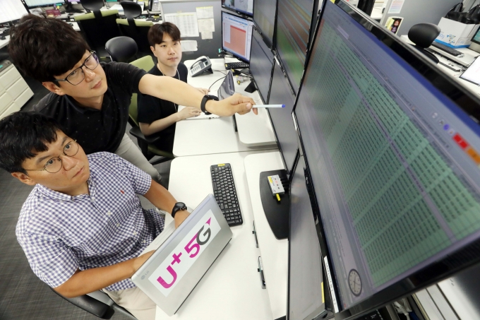 LG유플러스 직원들이 마곡 사옥에서 5G 네트워크 품질을 모니터링하는 모습. [출처=LG유플러스]