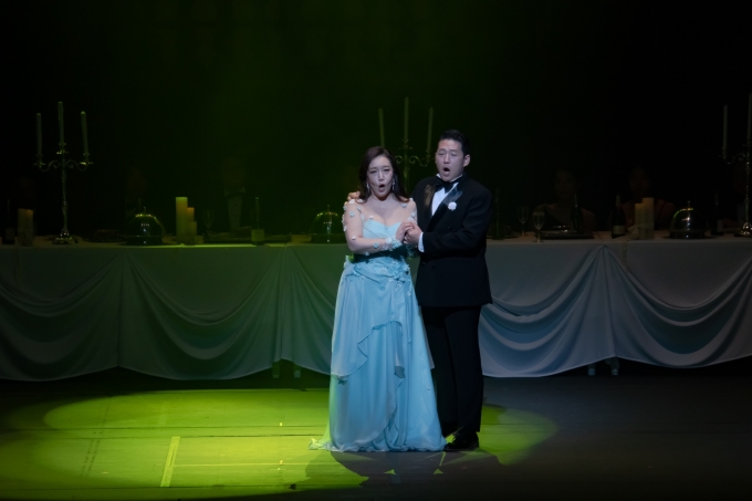 테너 신상근과 소프라노 이화영이 라벨라오페라단의 ‘레츠 인조이 디 오페라(Let’s Enjoy the Opera)’에서 노래하고 있다.