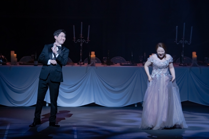 소프라노 한은혜와 바리톤 최병혁이 라벨라오페라단의 ‘레츠 인조이 디 오페라(Let’s Enjoy the Opera)’에서 노래하고 있다.
