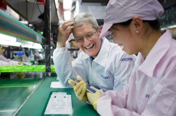 폭스콘이 애플제품 생산공장 대부분을 중국 이외의 지역으로 옮길 계획이다  [팀 쿡 CEO 트위터]