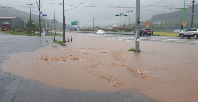 폭우로 도로에 물이 넘친 수해지역 [뉴시스]