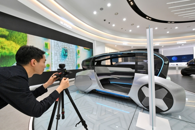 현대모비스가 기술연구소 내 기술 홍보관에서 해외수주 마케팅 활동에 활용할 주요 제품 VR 콘텐츠를 제작하고 있다. [현대모비스]