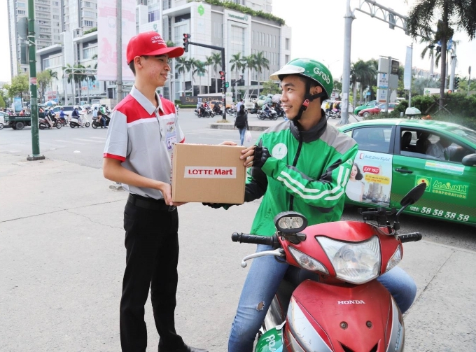 롯데마트는 올해 안에 베트남 14개 전 지점에서 오토바이 배송 서비스인 '그랩 익스프레스'를 활용해 1시간 배송 서비스를 확대해 선보일 계획이다. [사진=롯데쇼핑]