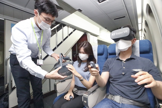 기내에서 슈퍼 VR을 통해 실감미디어 콘텐츠를 즐기고 있는 모습. [출처=KT]