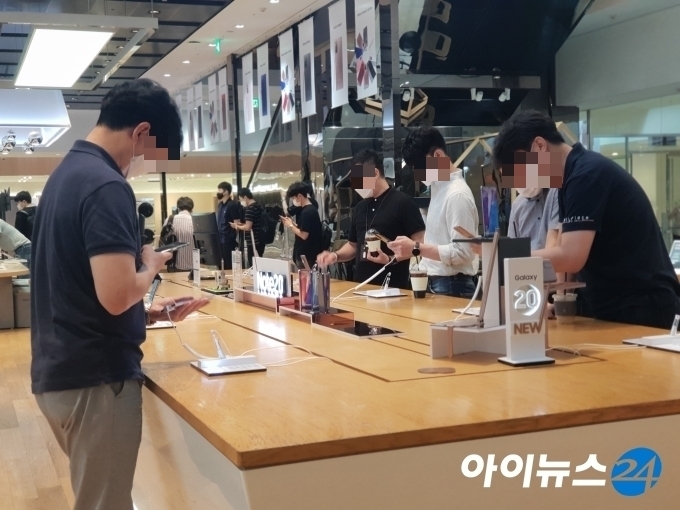 6일 서울 서초구 삼성전자 딜라이트 샵을 찾은 시민들이 전날 갤럭시 언팩에서 공개된 '갤럭시노트20' 시리즈를 체험하고 있다. [사진=김나리기자]