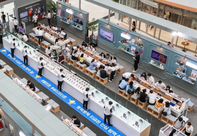 삼성전자가 지난 8일 오픈한 서울 영등포 타임스퀘어 '갤럭시노트20 스튜디오' 전경. '갤럭시노트20 스튜디오'에서는 체험 공간과 방역 공간으로 동선을 이원화해 2~30분마다 교차 운영하며 고객이 안심하고 체험할 수 있는 환경을 제공한다.  [사진=삼성전자]