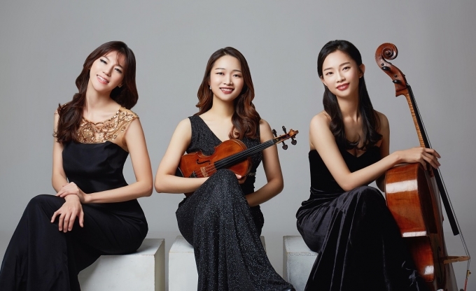 김고운, 변예진, 변새봄으로 구성된 ‘트리오 아티스트리(Trio Artistry)’가 오는 8월 29일 세종문화회관 체임버홀에서 ‘베토벤과 브람스(Beethoven & Brahms)’라는 타이틀로 정기 연주회를 연다.