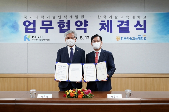 국가과학기술인력개발원 박귀찬 원장(오른쪽)과 한국기술교육대학교이성기 총장이 업무협약을 체결했다.[KIRD 제공]