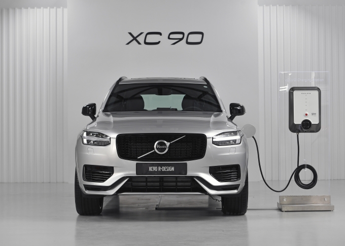 볼보자동차코리아가 13일 오전 서울 성동구 레이어10에서 플래그십 SUV XC90과 스웨디시 다이내믹 SUV 'XC60'의 'T8 R-Design' 한정판 에디션 2종을 공개했다. [조성우 기자]