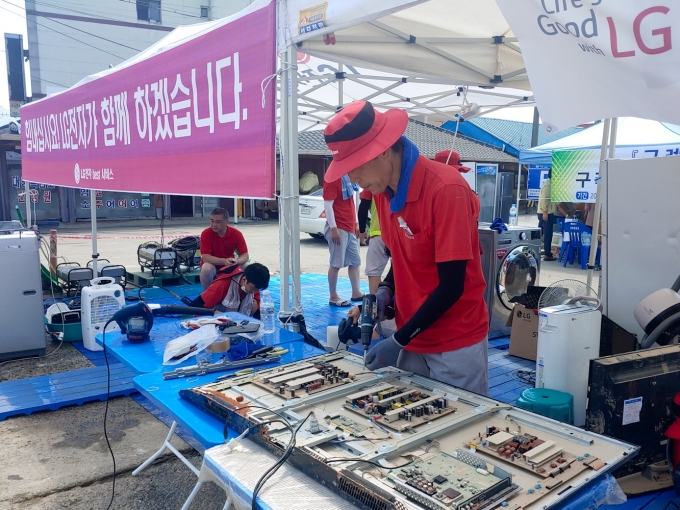 LG전자 임직원 봉사단은 지난 10일부터 집중호우로 큰 피해를 입은 전남 구례군을 찾아 수해복구 활동을 펼치고 있다. [사진=LG전자]