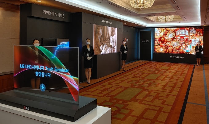 LG전자가  행사장 내부에 마이크로 LED 사이니지, 케이블리스 콘셉트의 LED 사이니지, 투명 터치 OLED 사이니지 등 LG만의 차별화된 사이니지를 체험할 수 있는 공간을 마련했다. [사진=LG전자]