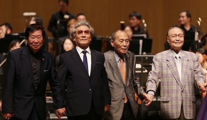  작곡가 이안삼(왼쪽에서 두번째)이 2017년 9월 세종문화회관 대극장에서 열린 한 콘서트에서 동료작곡가들과 무대 인사를 하고 있다. 왼쪽부터 작곡가 신귀복, 이안삼, 이수인, 최영섭. 