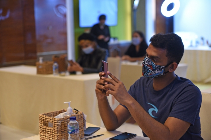 지난 8월 18일 인도네시아 자카르타에서 열린 '갤럭시 노트20' 출시 행사에 참석한 현지 기자들이 제품을 체험하고 있는 모습 [사진=삼성전자]