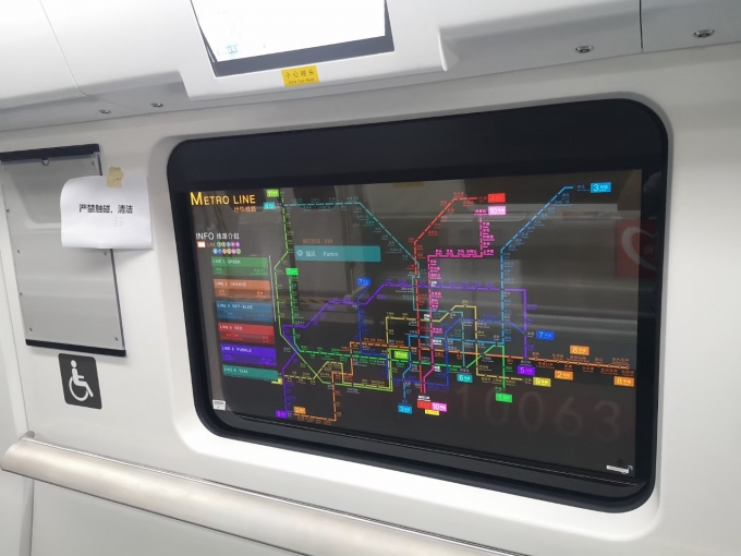 중국 심천 지하철에 설치된 LG디스플레이 55인치 투명 OLED에 표기된 지하철 노선도. [사진=LG디스플레이]