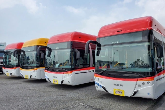 만트럭버스코리아가 광주광역시에 MAN 라이온스 시티 CNG 저상버스 6대를 인도했다. [만트럭버스코리아]