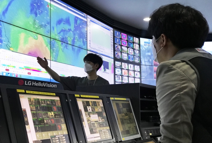 LG헬로비전 임직원들이 25일 서울 양천구에 위치한 통합관제실에서 태풍 이동경로를 모니터링하고 있는 모습. [출처=LG헬로비전]