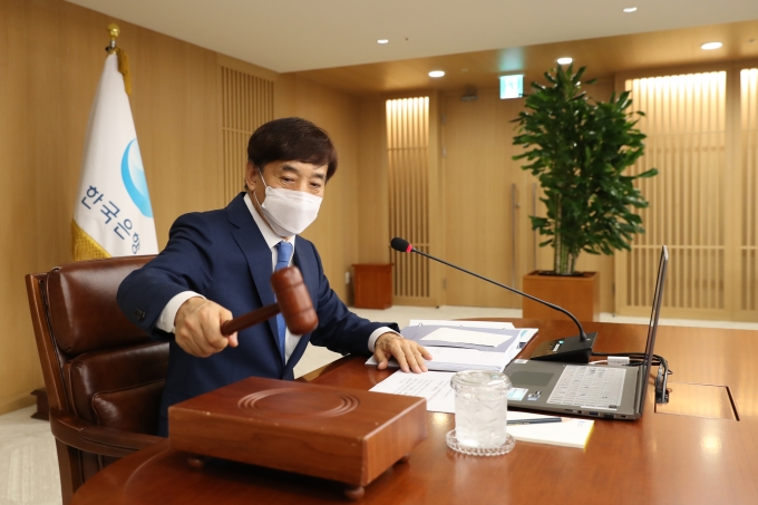 이주열 한국은행 총재가 27일 8월 금융통화위원회에서 의사봉을 두드리고 있다 [한국은행]