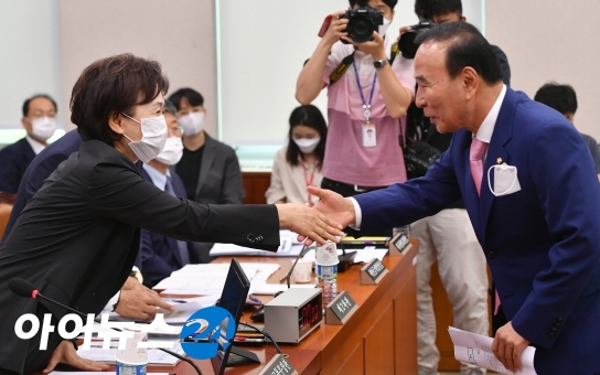 박덕흠 국민의힘 의원(오른쪽)이 국토교통위원회 전체회의에서 김현미 국토교통부 장관과 인사하고 있다.