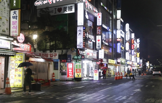 코로나19 재확산으로 인한 고강도 사회적 거리두기 실시로 한산해진 서울시내 한 식당가 모습 [사진=뉴시스]