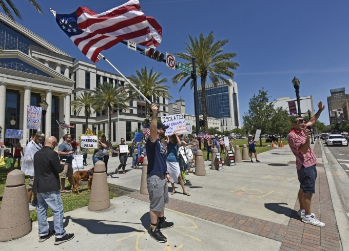 [잭슨빌=AP/뉴시스] 미국 플로리다에서 시민들이 코로나19로 중단된 경제 활동을 재개하라고 시위 중이다. [뉴시스]