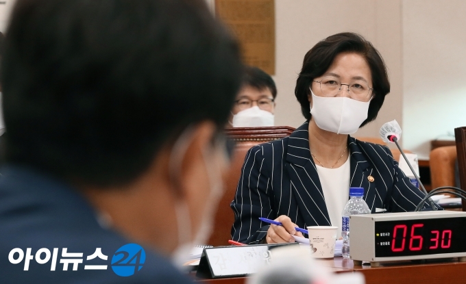 추미애 법무부 장관이 25일 오후 서울 여의도 국회에서 열린 법제사법위원회 전체회의에서 의원의 질의에 답하고 있다.