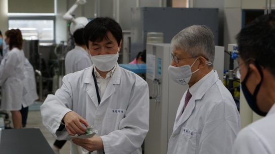 중국이 임상실험완료전에 코로나19 백신을 긴급접종하고 있다. 사진은 한국제넥신유전자연구소의 코로나19 백신 개발모습 [제넥신]