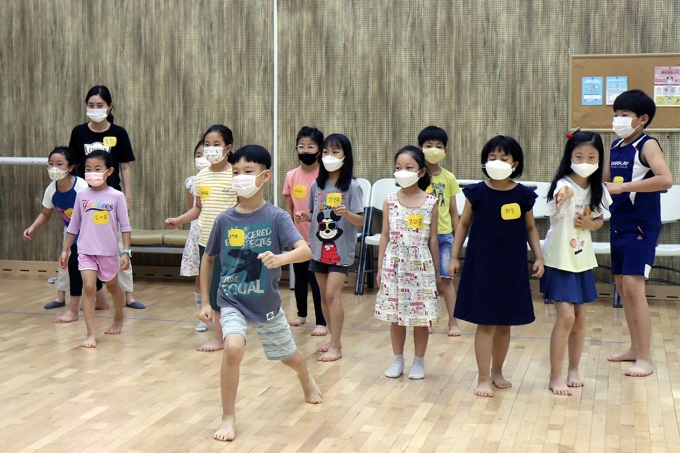 어린이공연문화재단 행복한아이가 오는 9월 12일부터 2020년 서울 꿈다락 토요문화학교 ‘주말엔 나도 예술가!-빛으로 그리는 예술극장’ 2기 프로그램을 운영한다. 