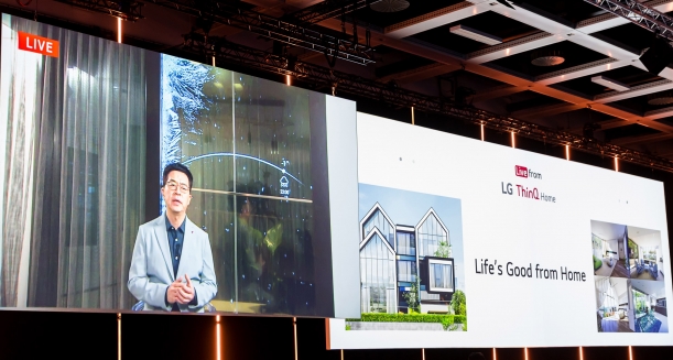 LG전자는 IFA 2020 프레스 콘퍼런스에서 독일 현지와 LG 씽큐 홈을 실시간으로 연결하는 세션을 행사 중 진행하기도 했다. 씽큐 홈에 있던 박일평 LG전자 사장이 'LG 씽큐 홈컨시어지'를 직접 소개했다. [사진=LG전자]
