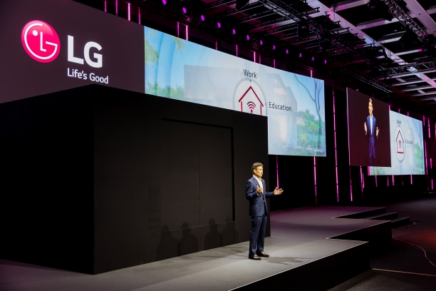 김경호 BS사업본부 유럽사업담당 부사장이 LG 씽큐 홈을 소개하고 있다. [사진=LG전자]